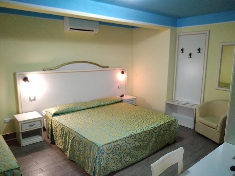 Hotel Villa Aurora Latina Buitenkant foto