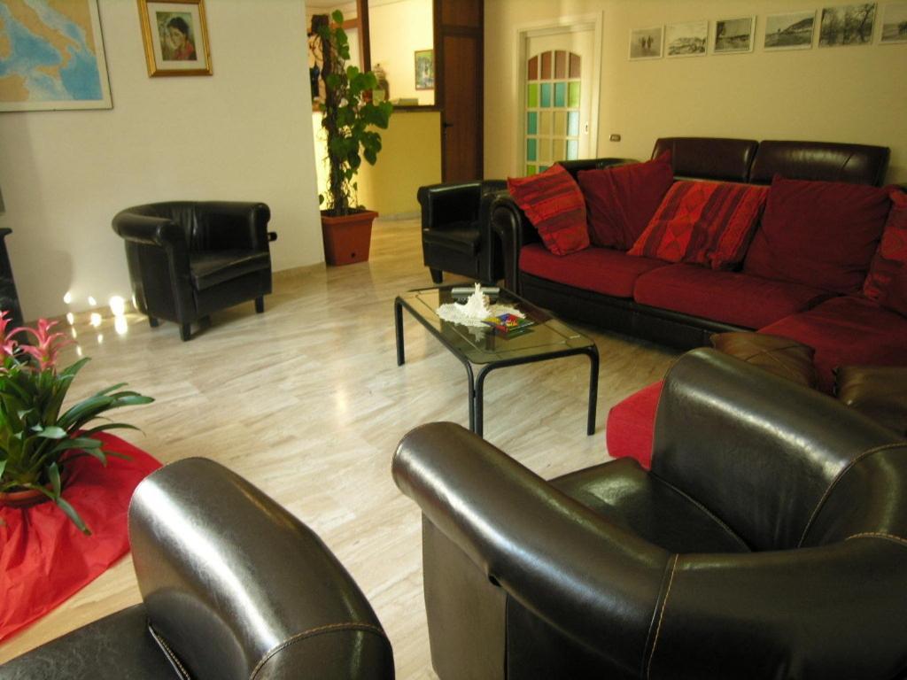 Hotel Villa Aurora Latina Buitenkant foto