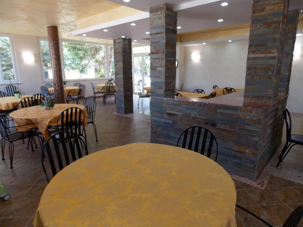 Hotel Villa Aurora Latina Buitenkant foto