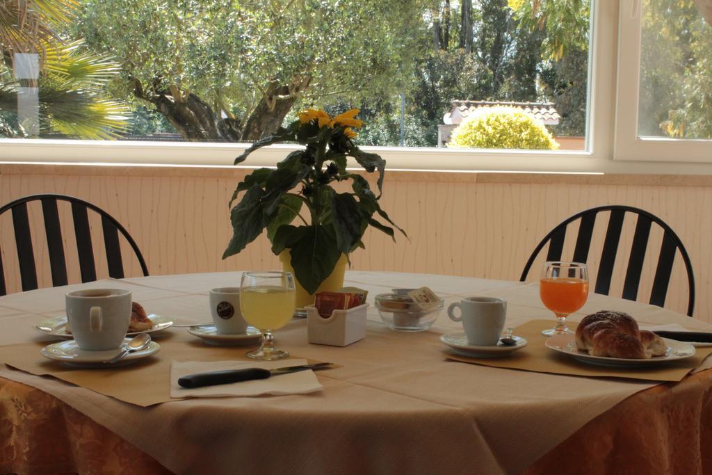 Hotel Villa Aurora Latina Buitenkant foto