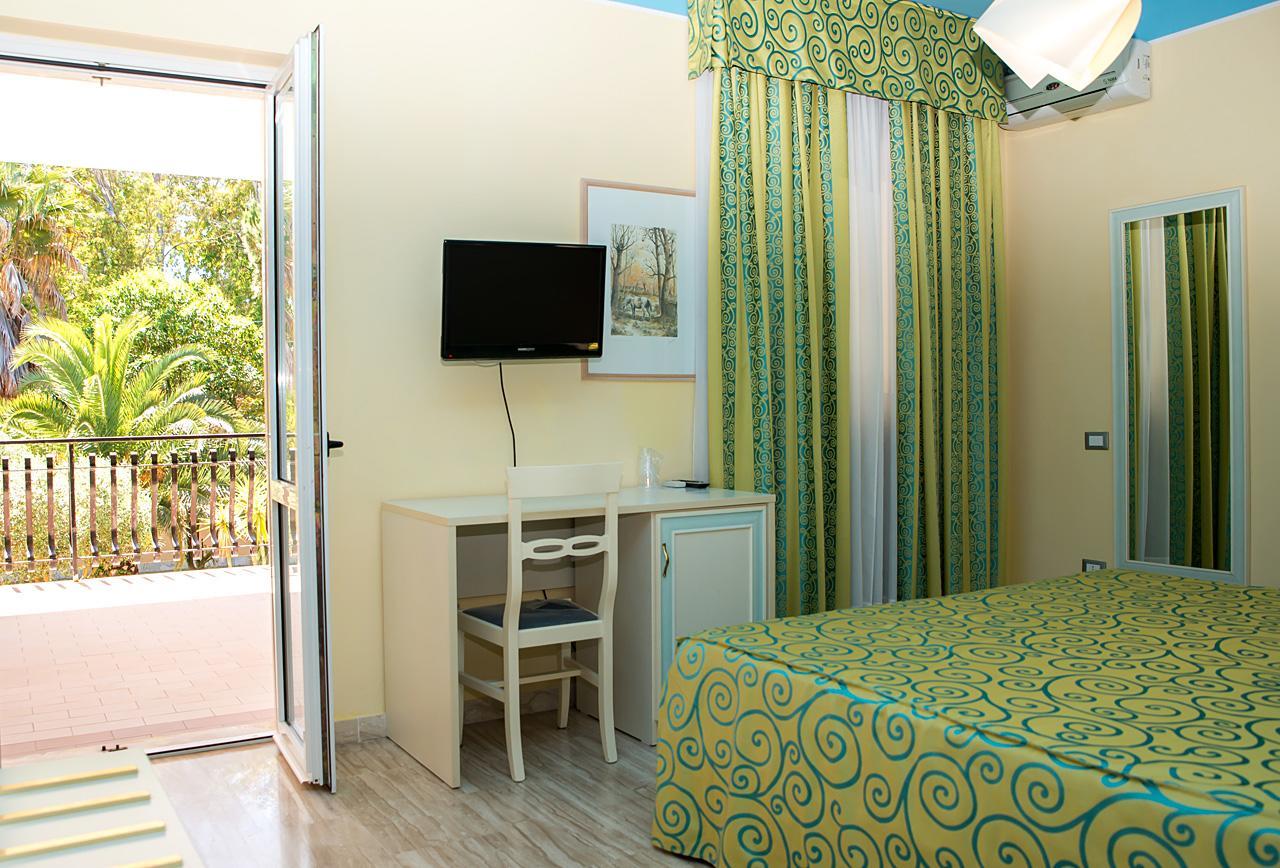 Hotel Villa Aurora Latina Buitenkant foto