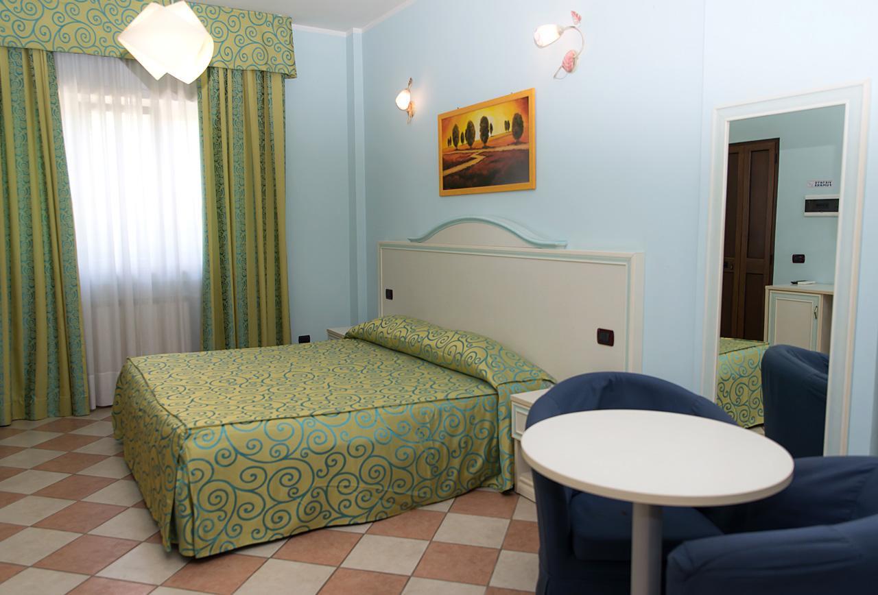 Hotel Villa Aurora Latina Buitenkant foto